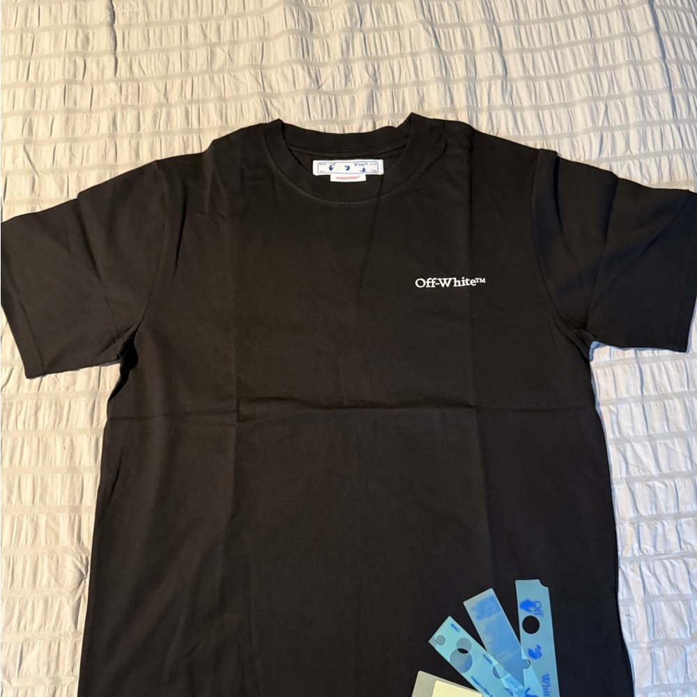 🔥 RARE Off-White Tee 🔥
Size: Large
Condition: New
Color: Black
